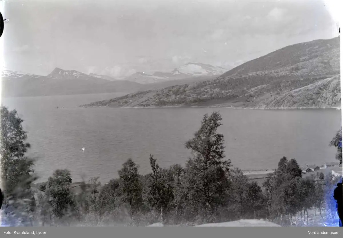 Landskap. Aspenes i Sørfold fotografert mot nord fra Kvarv. Heldalsisen i bakgrunnen.
Kvantolands protokoll: Mot Aspenes fra Kvarv
