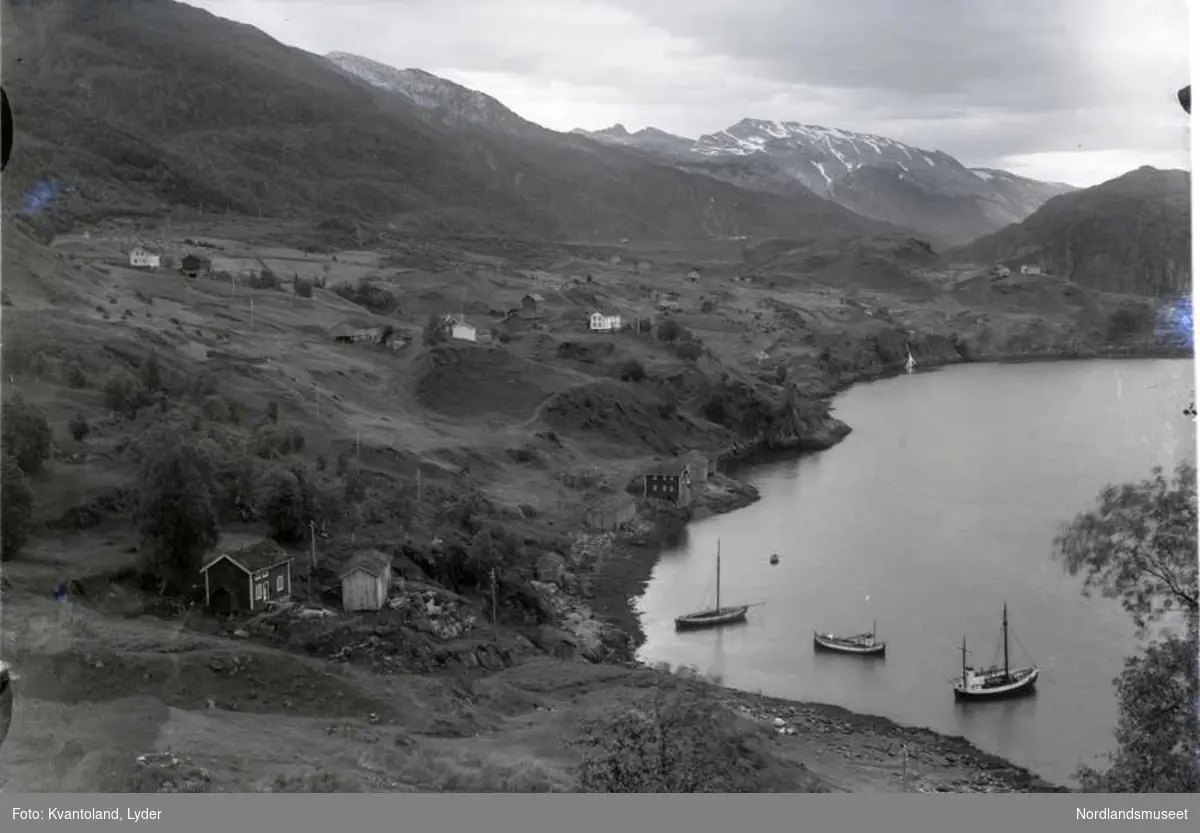 Engan og Ørnes fotografert mot nordøst. Tre båter  fortøyd på vågen.
Kvantolands protokoll: Engan sett mot Ørnes
