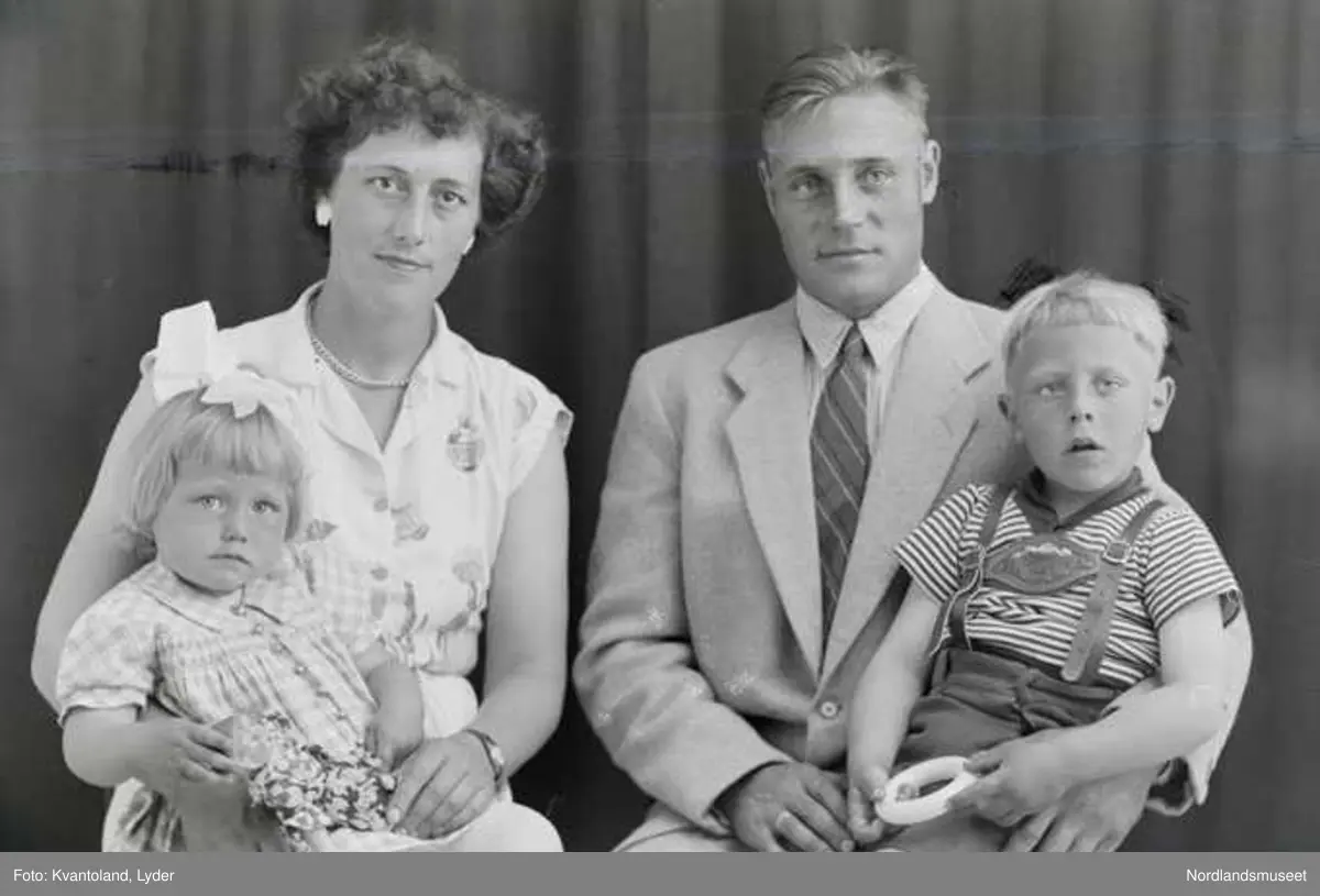 Ekstern kommentar: Betty og Kåre Kristiansen med barna Unn Lisbeth og Konrad Johan.