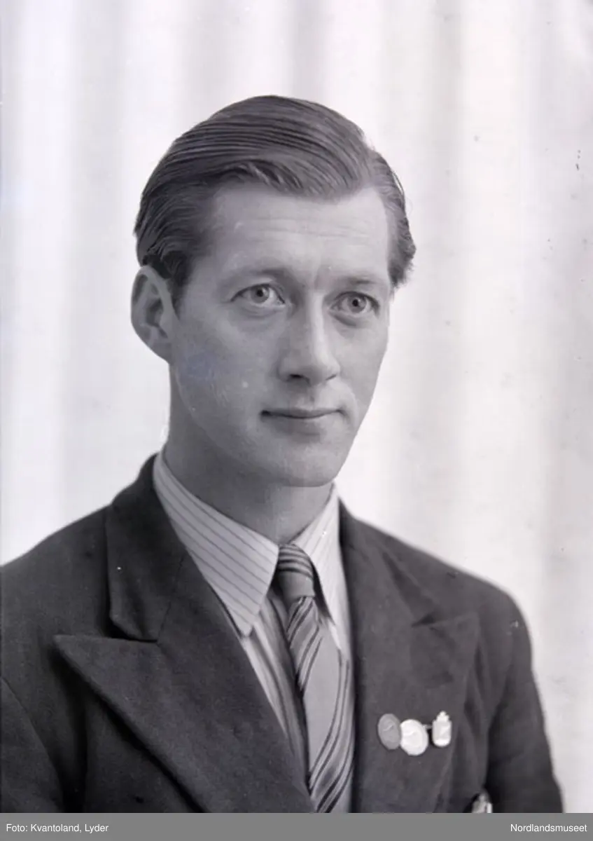 Kvantolands protokoll: Emil Mikolaisen (Nikolaisen?), Røsvik
Ekstern kommentar: Dette er Emil Lorentzen (1919-1998), opprinnelig fra Bjørnsvik, men bodde i Røsvik. Hans far het Nikolai.