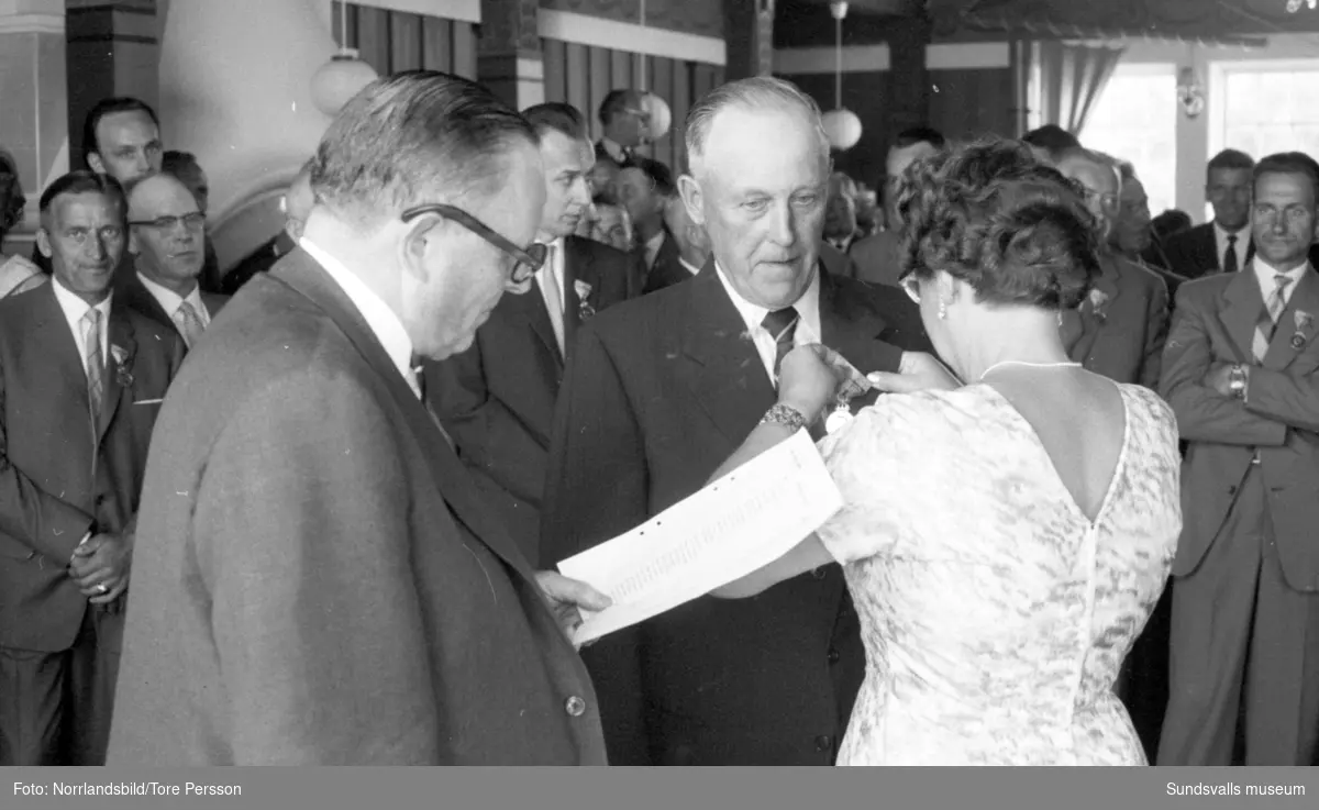 Hallström & Nisses delar ut medaljer till sina trotjänare vid Vindhem.