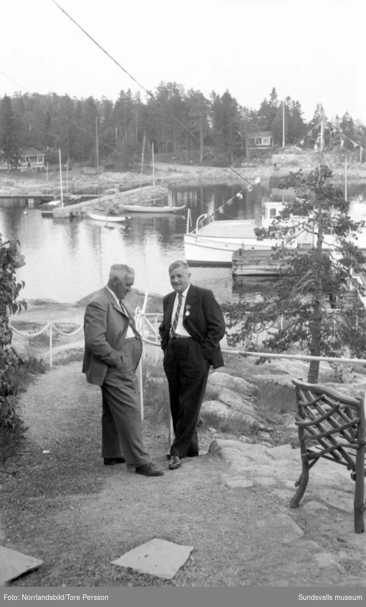 Hallström & Nisses delar ut medaljer till sina trotjänare vid Vindhem.