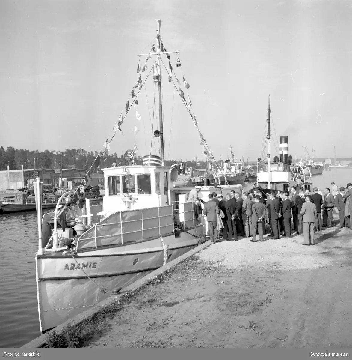 Hallström & Nisses har medaljfest på Vindhem. Utresa med Aramis, högtidlig medaljutdelning, middag, dans och avslappnad återresa med Aramis.