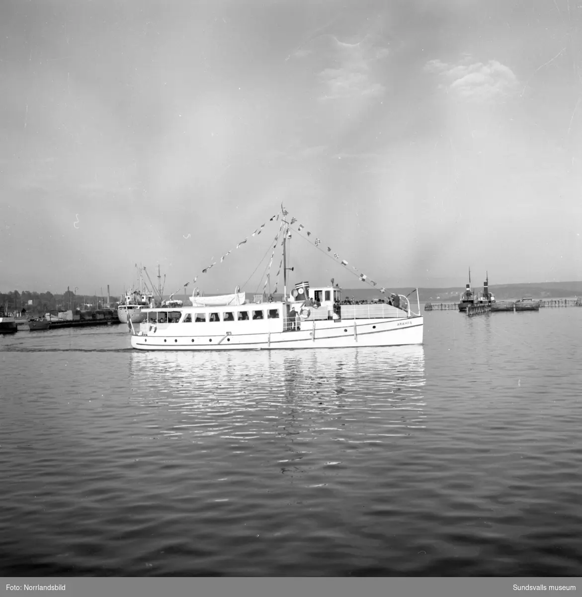 Hallström & Nisses har medaljfest på Vindhem. Utresa med Aramis, högtidlig medaljutdelning, middag, dans och avslappnad återresa med Aramis.