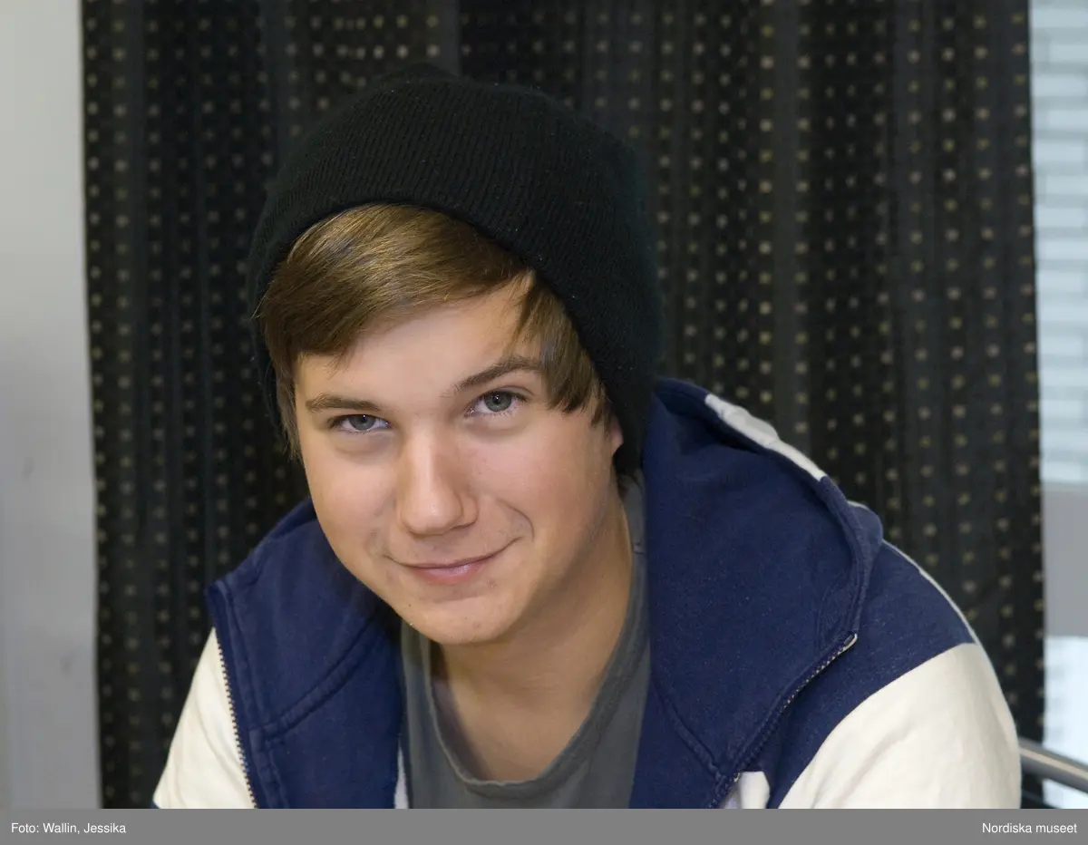 Dokumentation av ungdomsmode i Täby enskilda gymnasium hösten 2009. Andreas Hellström Odenfelt klädd i blåvit-randig "hoodie" och svart mössa.