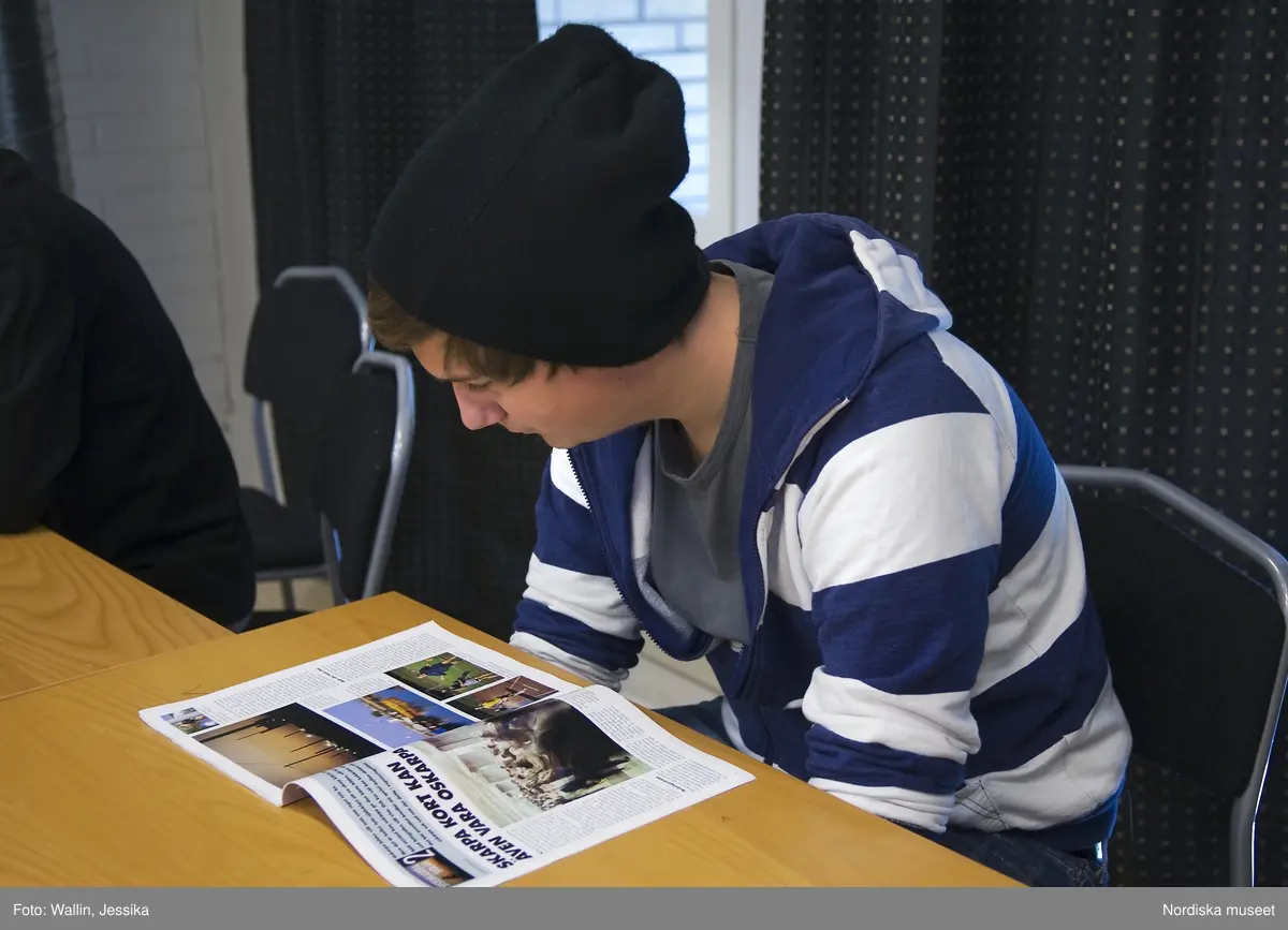 Dokumentation av ungdomsmode i Täby enskilda gymnasium hösten 2009. Andreas Hellström Odenfelt klädd i blåvit-randig "hoodie" och svart mössa.
