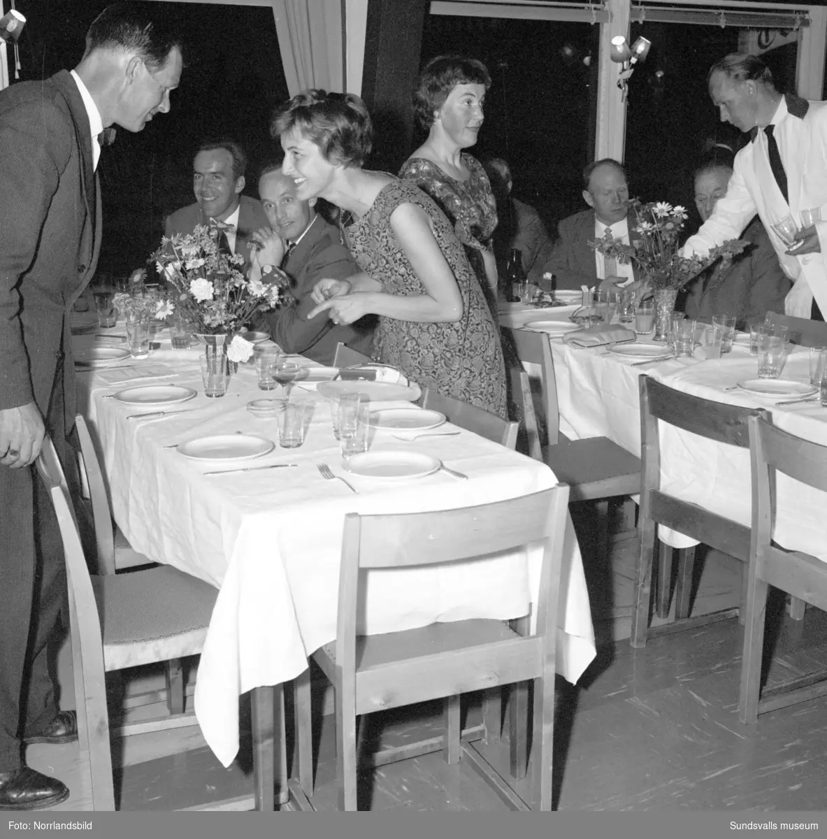 Hallström & Nisses har medaljfest på Vindhem. Utresa med Aramis, högtidlig medaljutdelning, middag, dans och avslappnad återresa med Aramis.