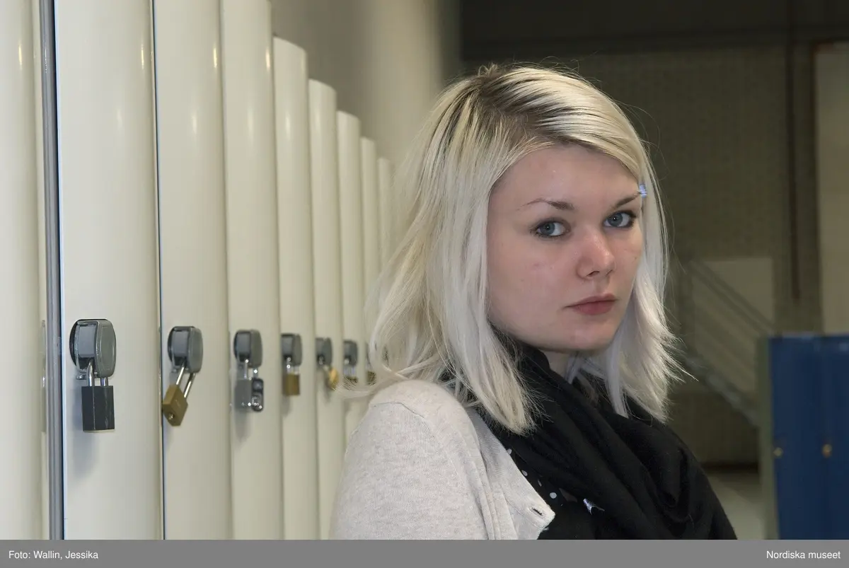 Dokumentation av ungdomsmode i Täby enskilda gymnasium hösten 2009. Lisa Tobiasson klädd i prickig klänning, svart halsduk, kofta och axelremsväska.