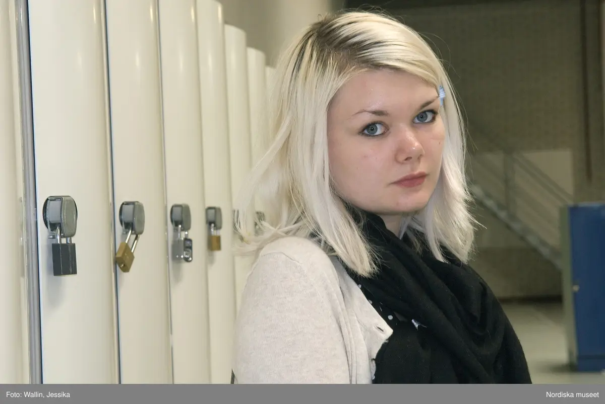 Dokumentation av ungdomsmode i Täby enskilda gymnasium hösten 2009. Lisa Tobiasson klädd i prickig klänning, svart halsduk, kofta och axelremsväska.