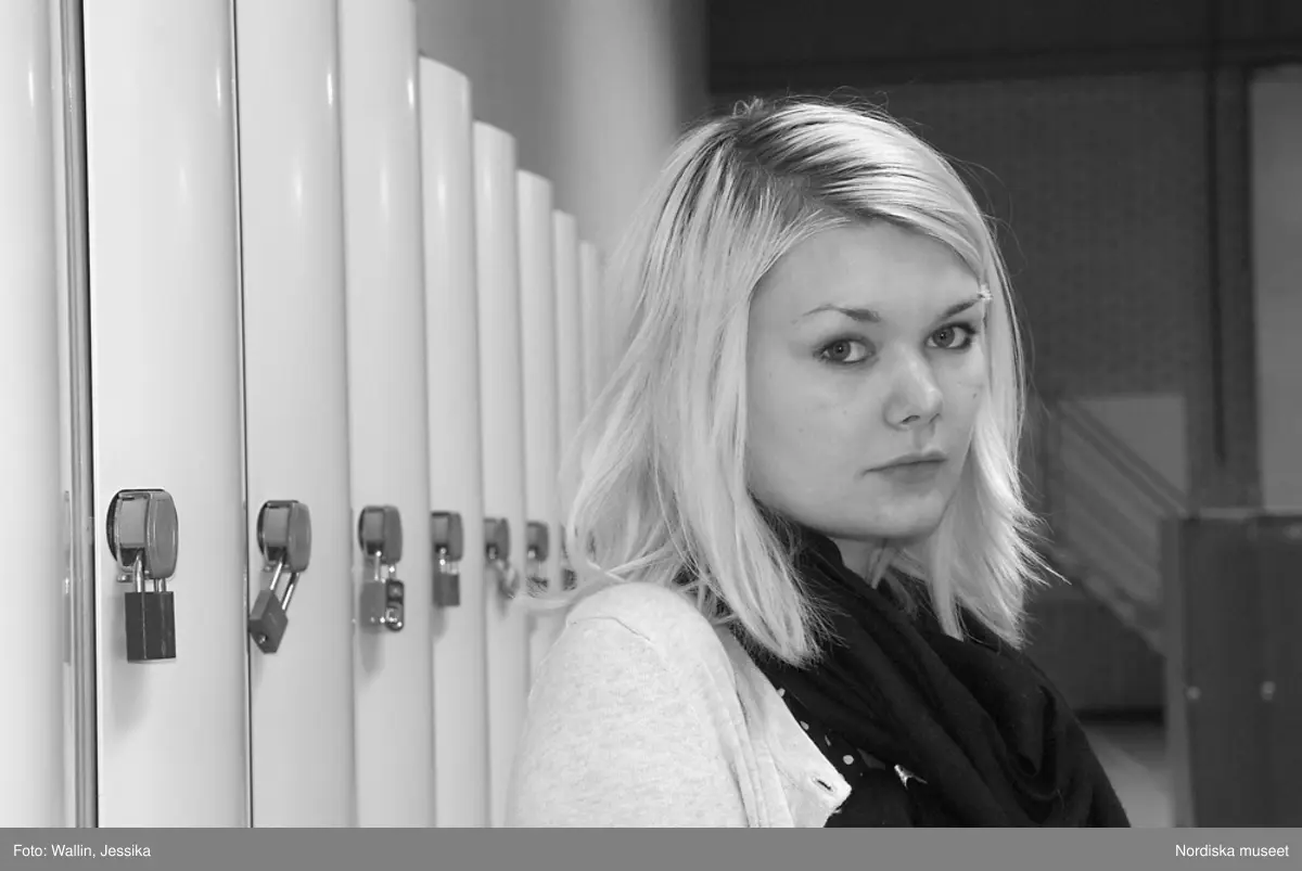 Dokumentation av ungdomsmode i Täby enskilda gymnasium hösten 2009. Lisa Tobiasson klädd i prickig klänning, svart halsduk, kofta och axelremsväska.