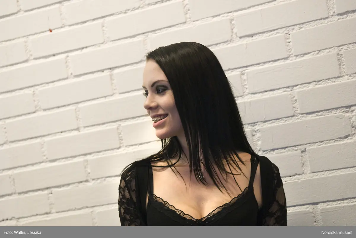 Dokumentation av ungdomsmode i Täby enskilda gymnasium hösten 2009. Elin Lorien Björkenholt klädd i svart klänning med rosett och ärmar i spets.