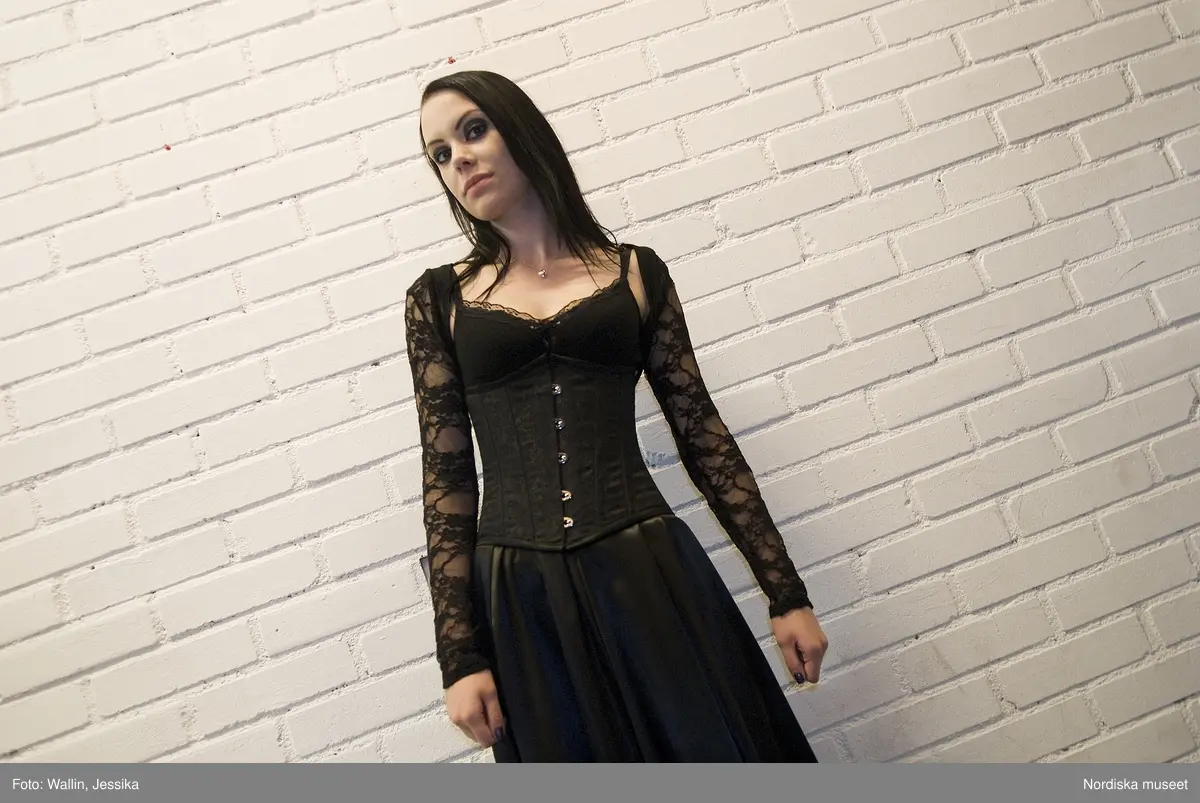 Dokumentation av ungdomsmode i Täby enskilda gymnasium hösten 2009. Elin Lorien Björkenholt klädd i svart klänning med rosett och ärmar i spets.
