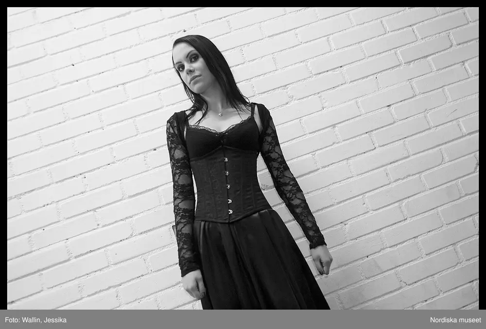 Dokumentation av ungdomsmode i Täby enskilda gymnasium hösten 2009. Elin Lorien Björkenholt klädd i svart klänning med rosett och ärmar i spets.