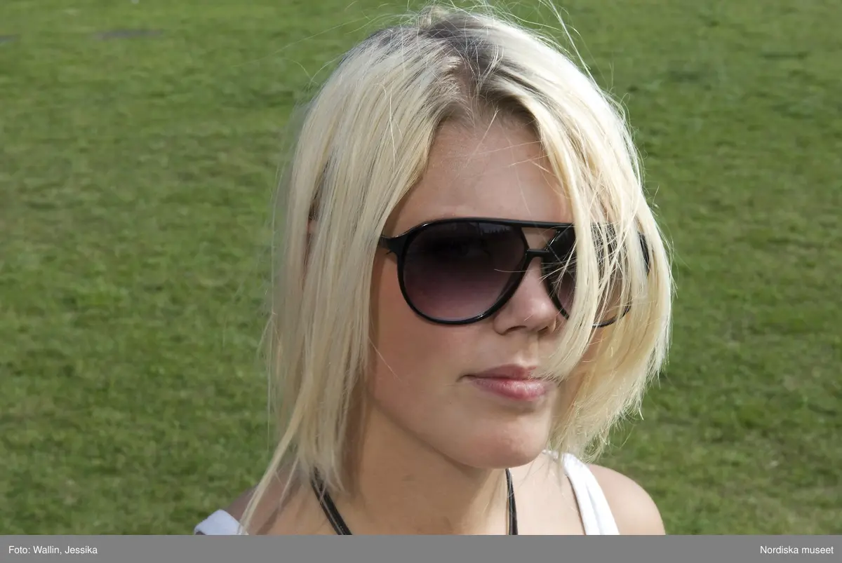 Dokumentation av ungdomsmode i Täby enskilda gymnasium hösten 2009. Amanda Ljung klädd i skinnjacka, halsband och solglasögon.