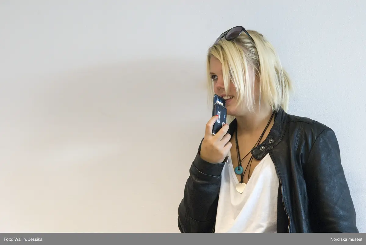Dokumentation av ungdomsmode i Täby enskilda gymnasium hösten 2009. Amanda Ljung klädd i skinnjacka, halsband och solglasögon.