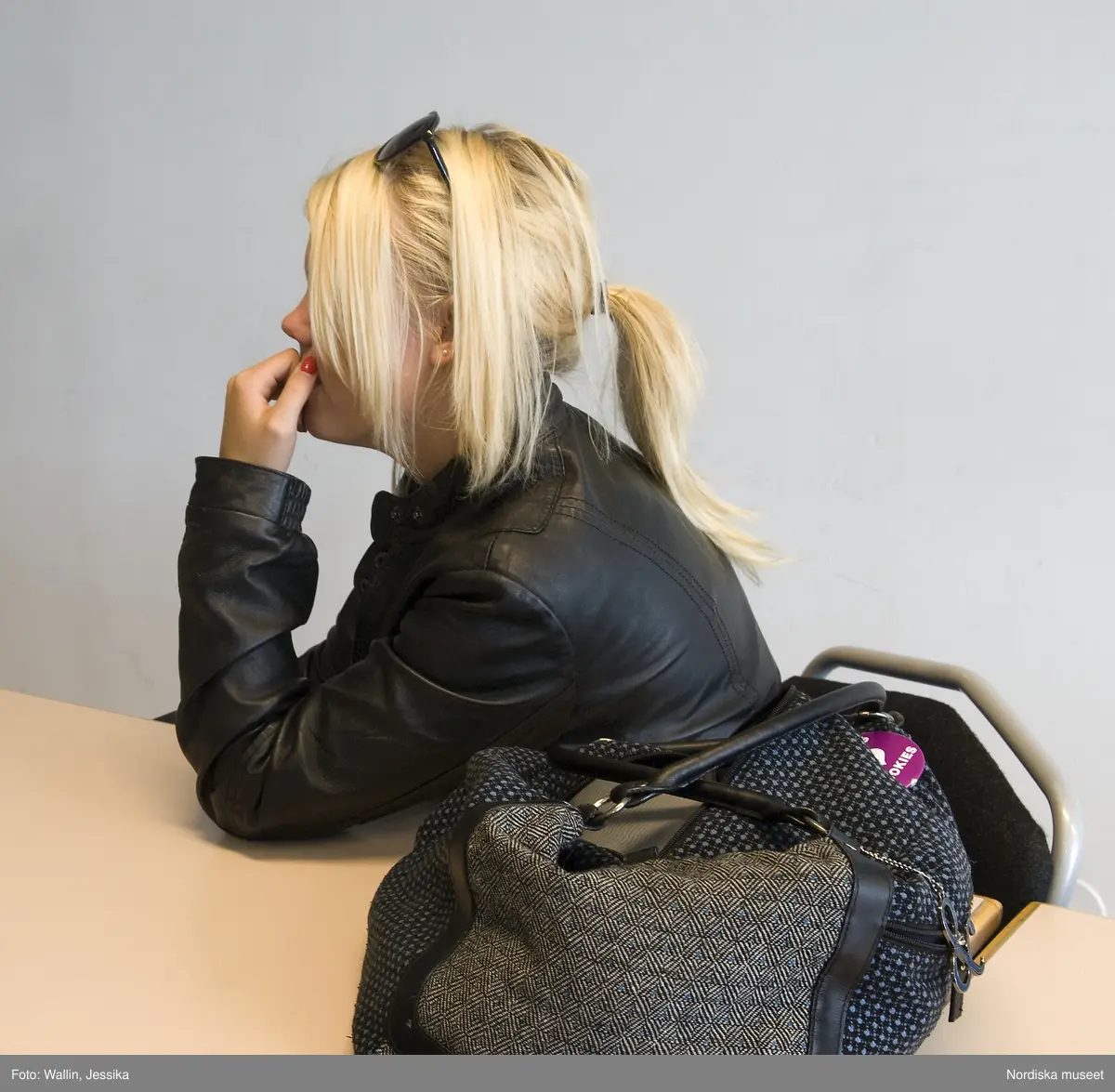 Dokumentation av ungdomsmode i Täby enskilda gymnasium hösten 2009. Amanda Ljung klädd i skinnjacka, halsband och solglasögon.