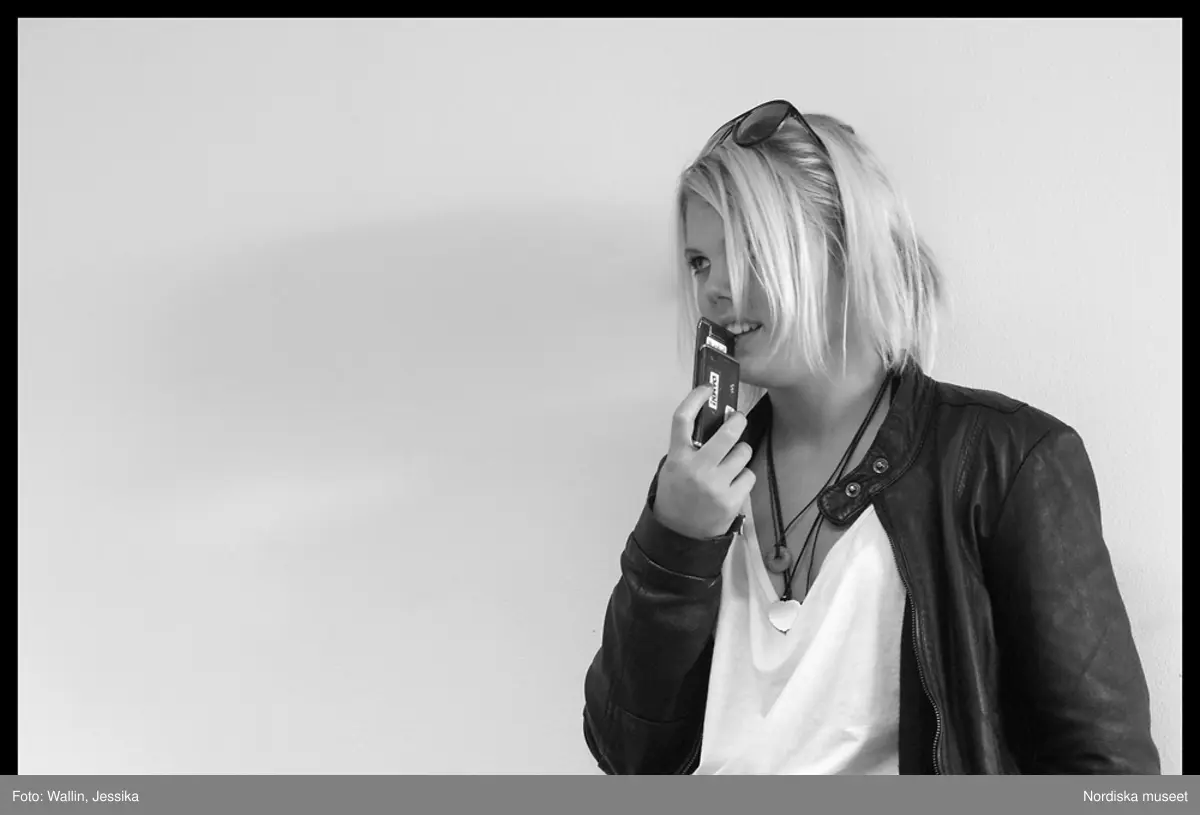 Dokumentation av ungdomsmode i Täby enskilda gymnasium hösten 2009. Amanda Ljung klädd i skinnjacka, halsband och solglasögon.