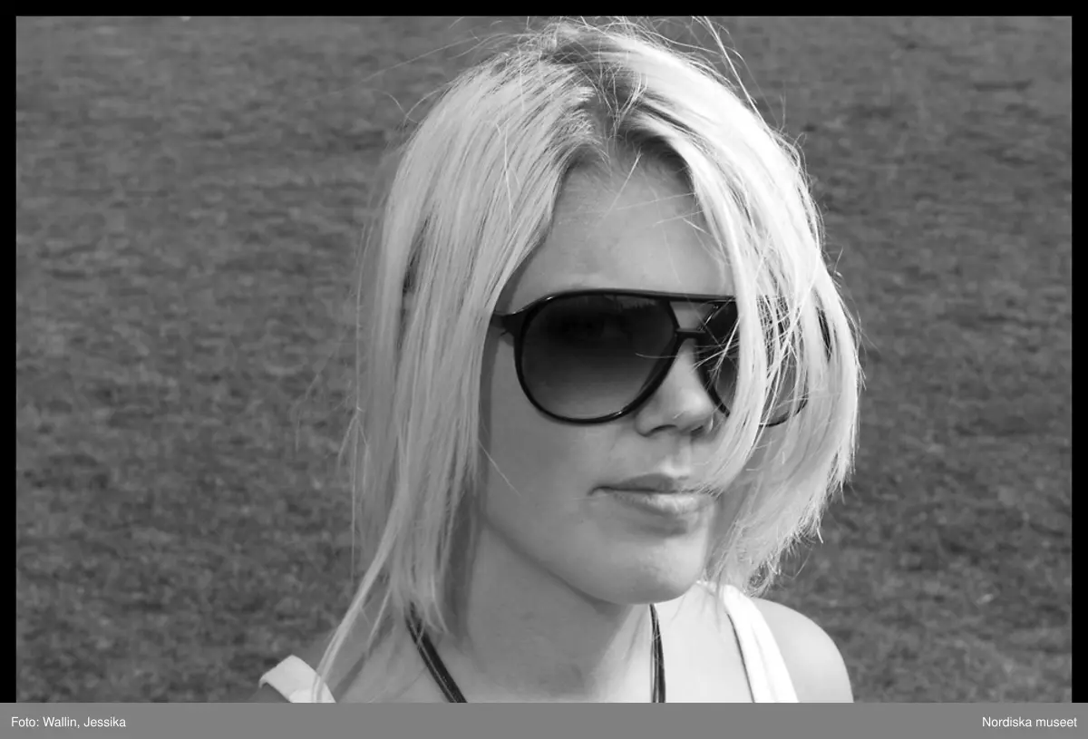 Dokumentation av ungdomsmode i Täby enskilda gymnasium hösten 2009. Amanda Ljung klädd i skinnjacka, halsband och solglasögon.