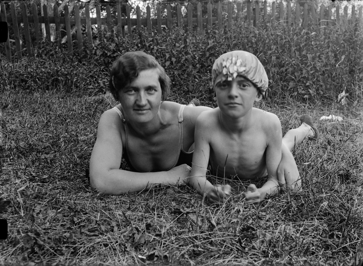 "Familjen Bergman vid badplats", Uppland