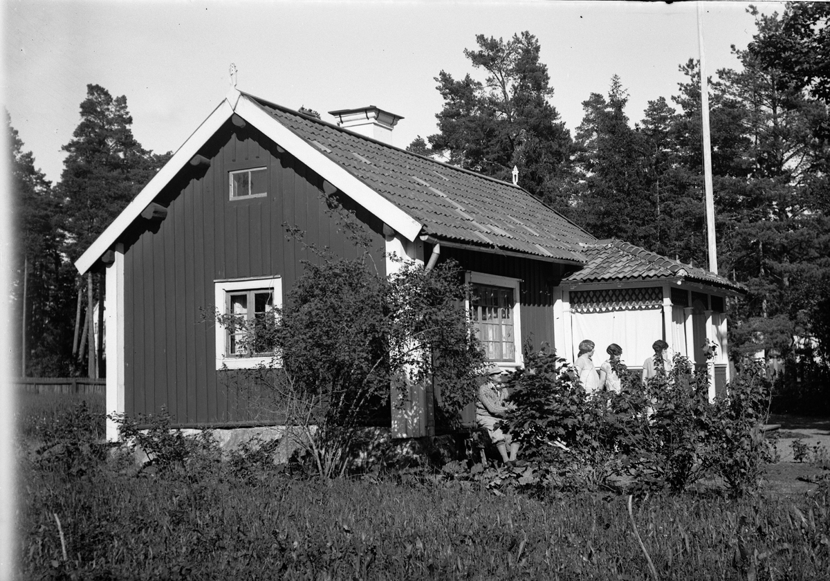 "Familjen Bergman vid stuga", Uppland