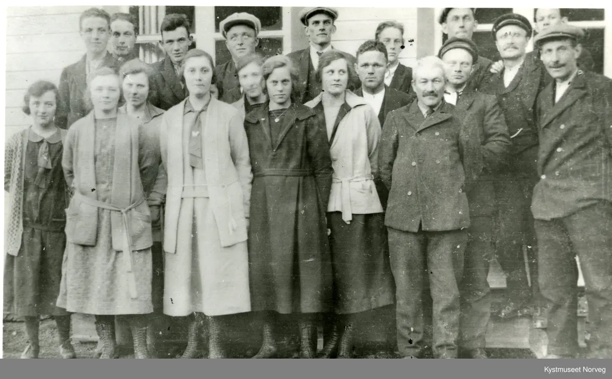 Søndre Gravik Sangkor. Foran fra venstre: Eline Røed, Martha Røed, Karen Moen, Ingebjørg Vang, Elise Eitran, Kaia Volden, Ingeborg Petersen, Aksel Røed, Eskild Eitran, Søren Røed, Hans Petersen. Bak fra venstre: Otto Røed, Martin Eitran, Hans A. Røed, Harald Røed, Oskar Larsen, Bernhard Larsen, Fredrik Gansmo, Alfred Røed og lærer/dirigent Ragnar Nielsen
