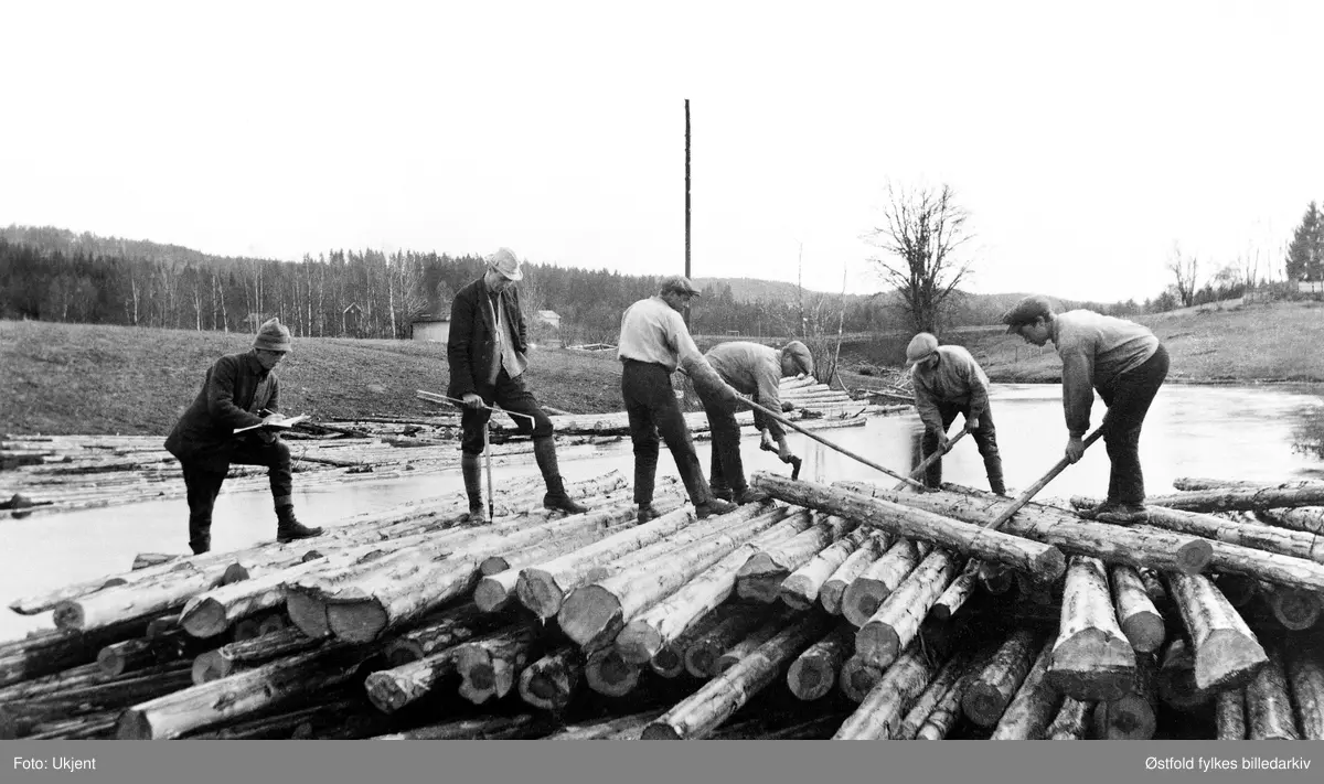 Tømmermerking ved Tukkenelva i Rømskog ca. 1915(?).
Ukjente personer.