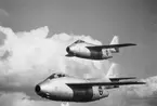 Två stycken flygplan J 29 tillhörande F 3 Malmen flyger i rote. Vy från sidan.