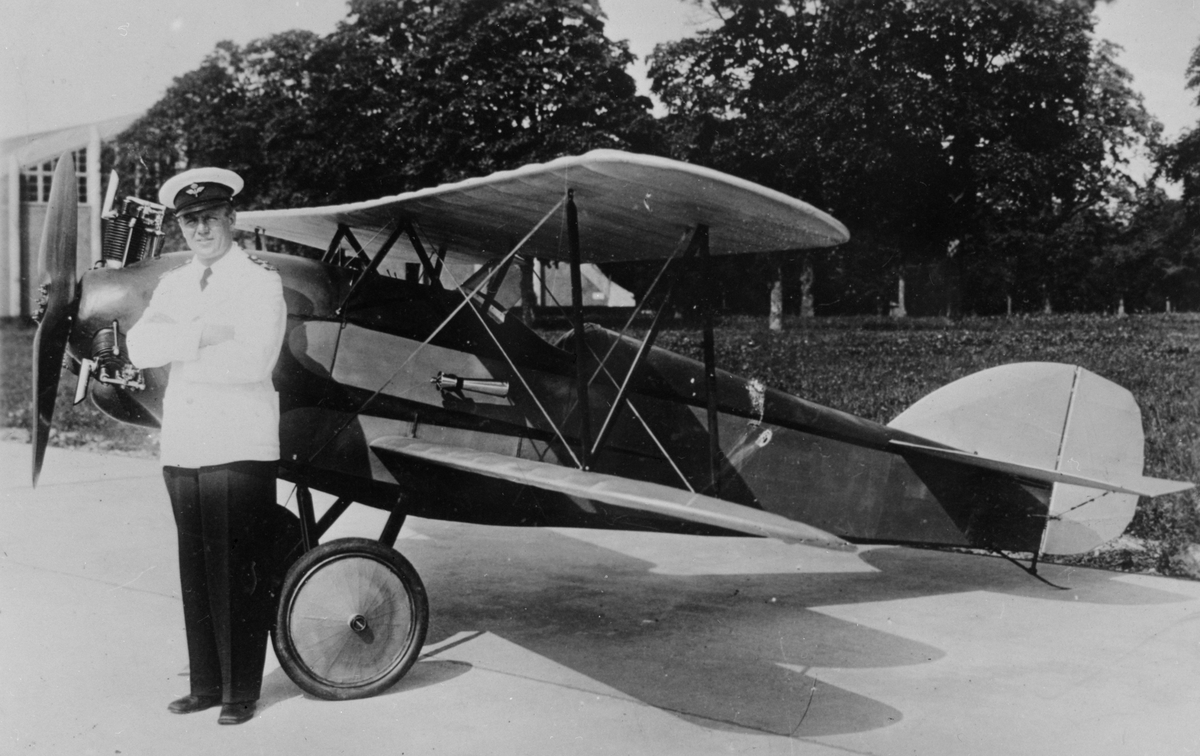 Porträtt. Tyghantverkare George Holmberg står framför sitt hemmabygge flygplan Holmberg Racer på Malmen.