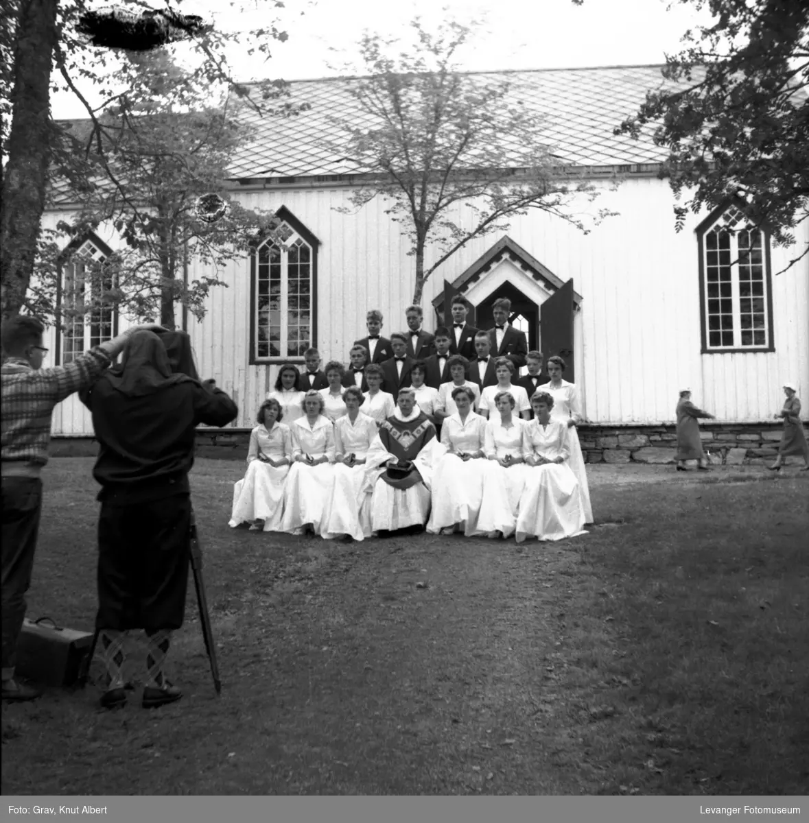 Gruppebilde, konfirmanter utenfor Ås kirke