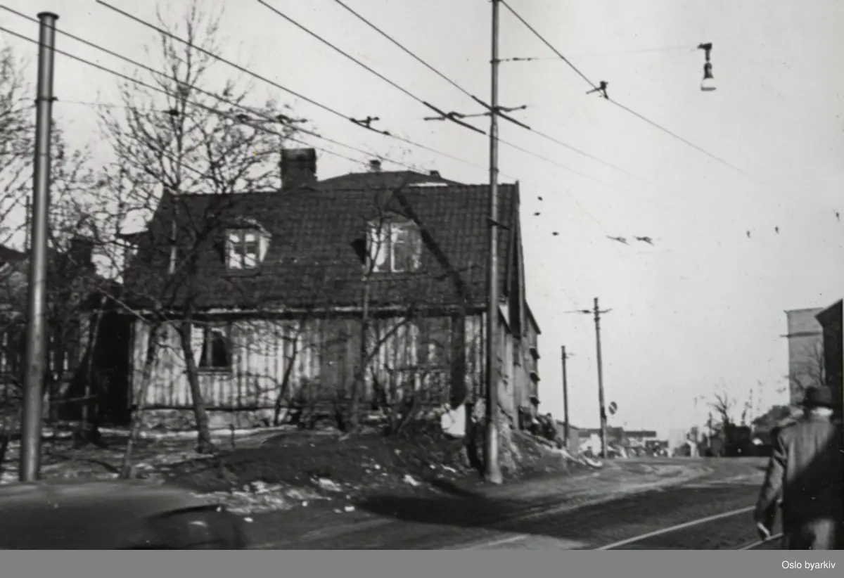 St. Halvardsgate 34. Gate med trikkeskinner i forgrunnen. Fra fotoalbum med tittel; Oslo kommune leiegårder, nedrevne eiendommer.