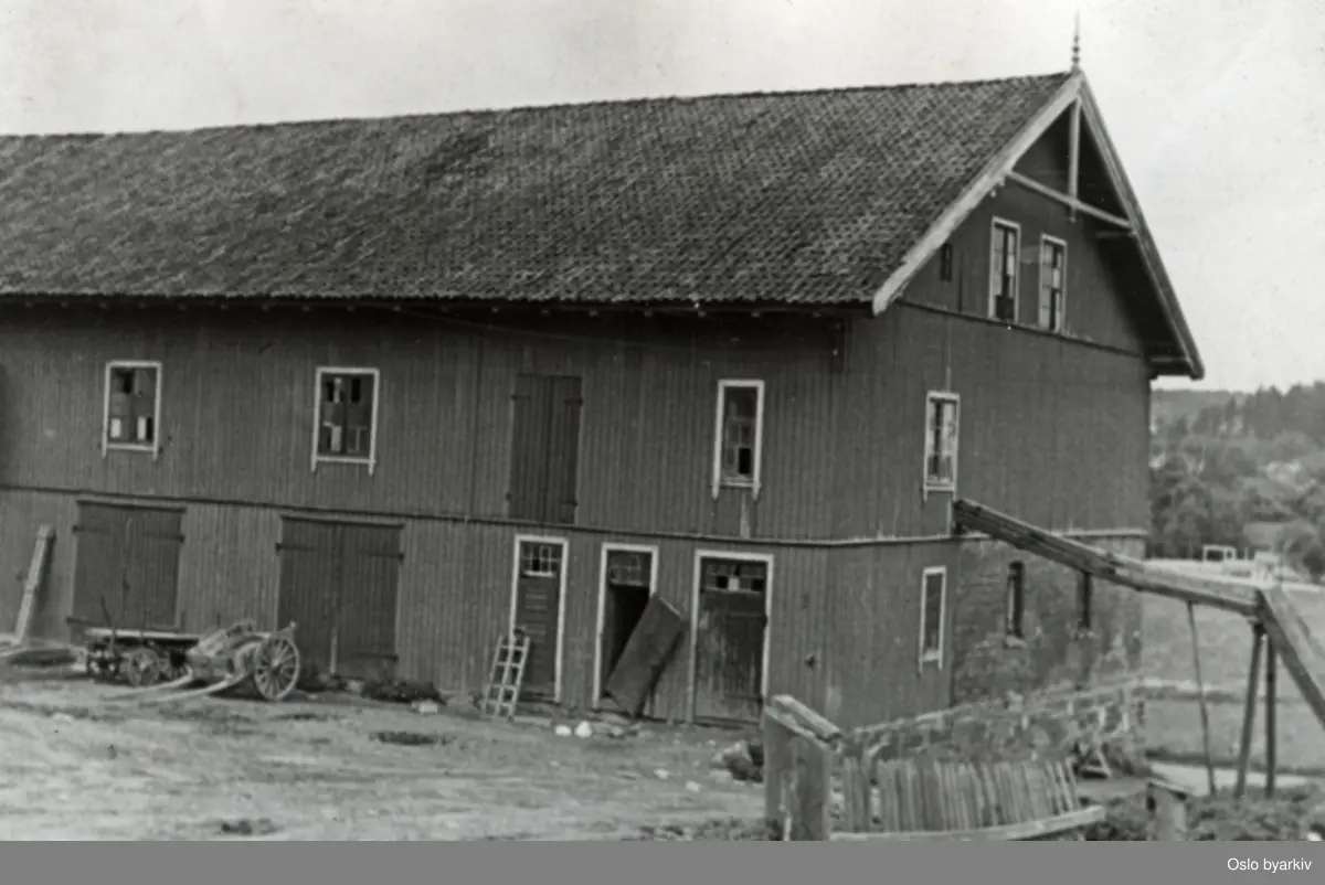 Teisen Gård - låvebygningen. Fra fotoalbum med tittel; Oslo kommune leiegårder, nedrevne eiendommer.