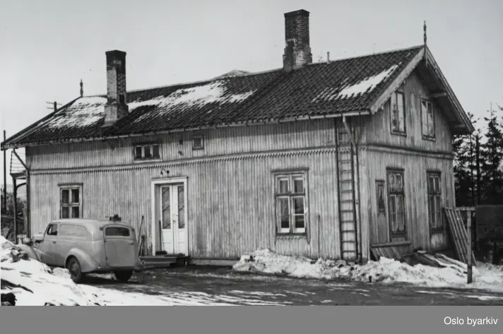 Høyenhallveien 2, eksteriør. En bil er parkert foran huset. Fra fotoalbum med tittel; Oslo kommune leiegårder, nedrevne eiendommer.