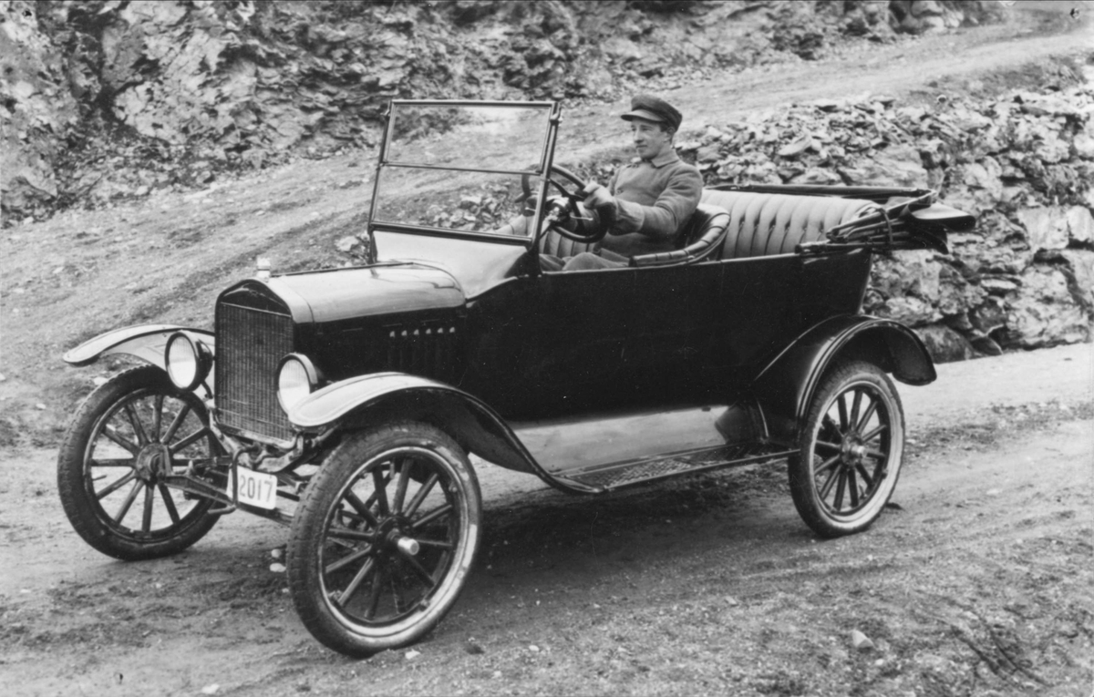 Gerhard Berge med bilen sin.