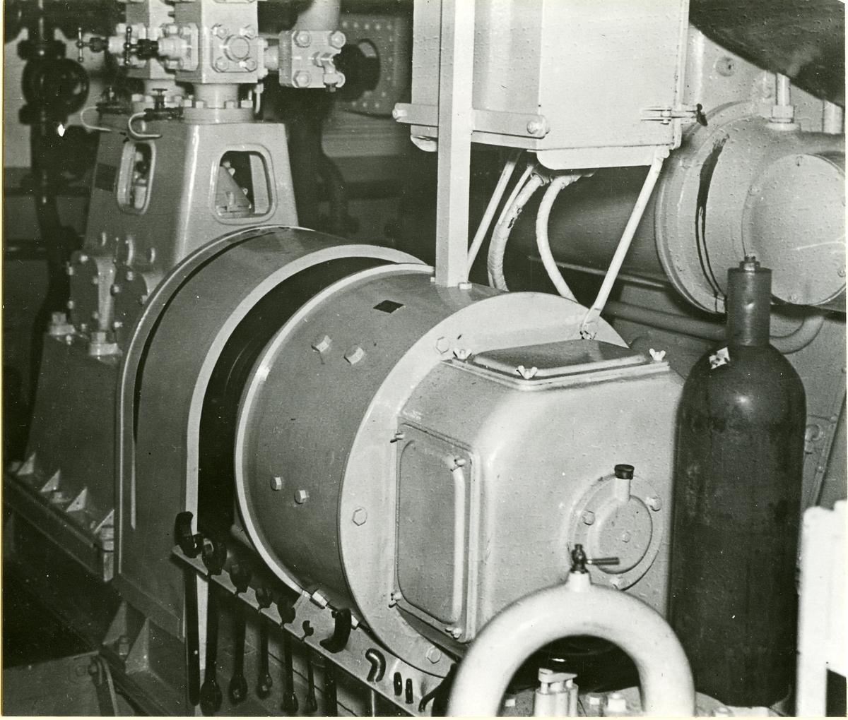Lastmotorfartyget FIDRA av Stockholm, b. 1939. Lastrummet. Kylmaskineriet.