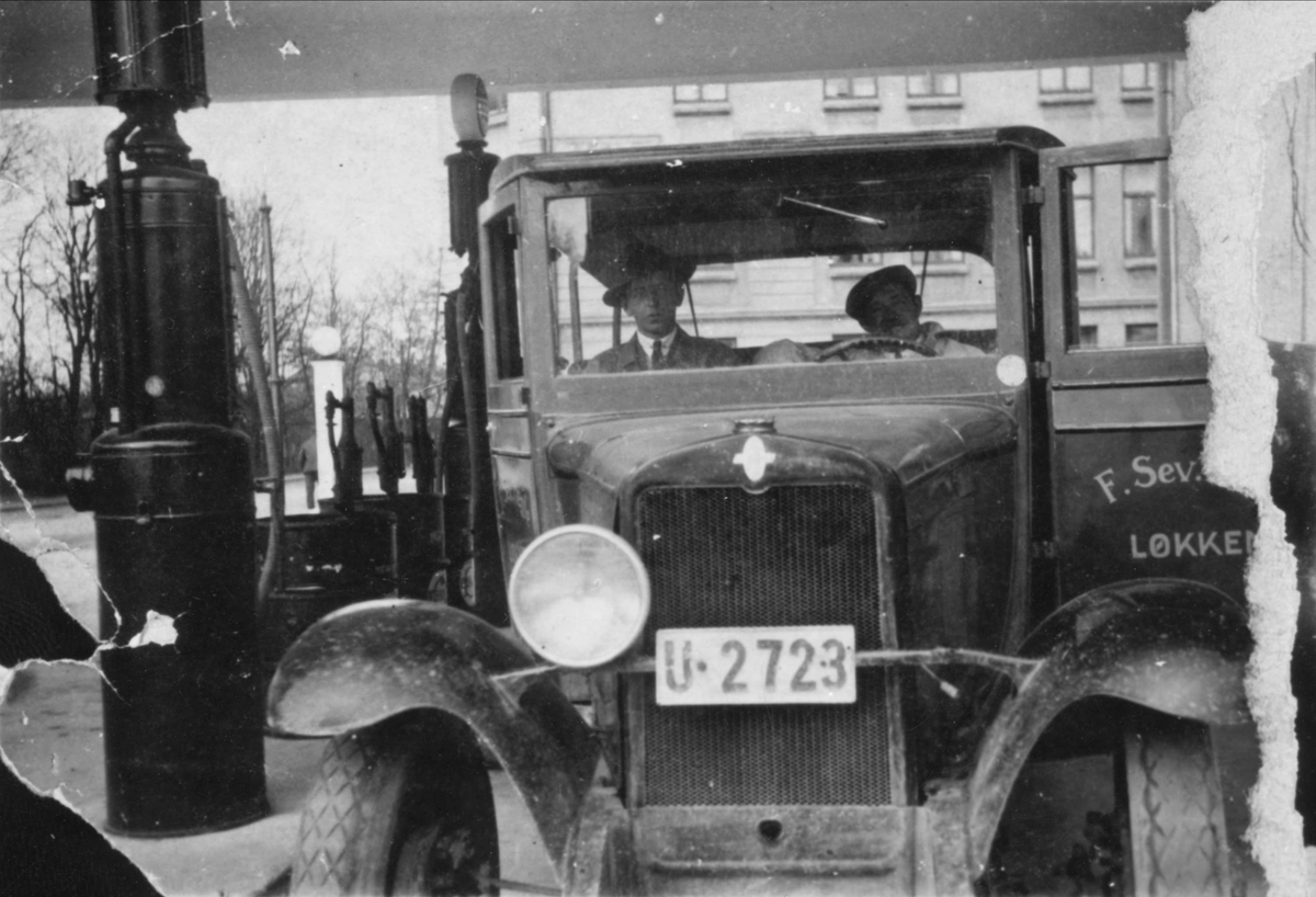 F. Severin Hegles lastebil fra ca. 1933 på Esso-stasjonen i Elgesetergata, Trondheim.