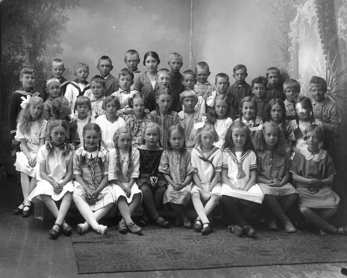 En småskoleklasse med lærerinne