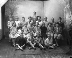 En småskoleklasse med lærerine