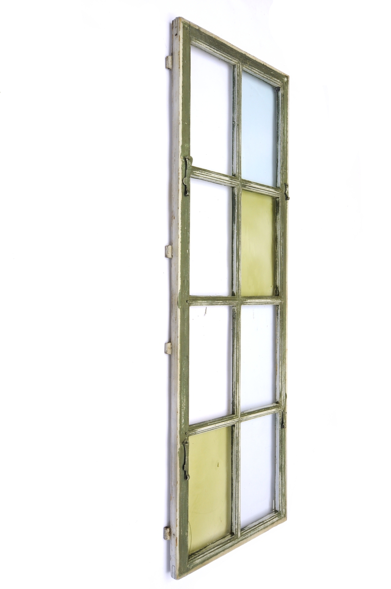 Vindu med karm og innvendige gerikter. A er karm med plass for to vindusrammer. B-C er vindusrammer med sprosser og hjørnejern og plass for 8 glass i vær ramme. Noen glass er eldre og noen er nyere. D-O er gerikter i forskjellige lengder. Noen gerikter er montert sammen.
