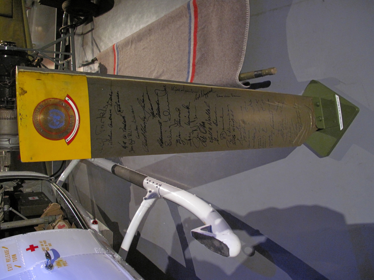 Halerotorblad fra Bell UH-1B, signert av personell tilhørende Norwegian Helicopter Wing UNIFIL.