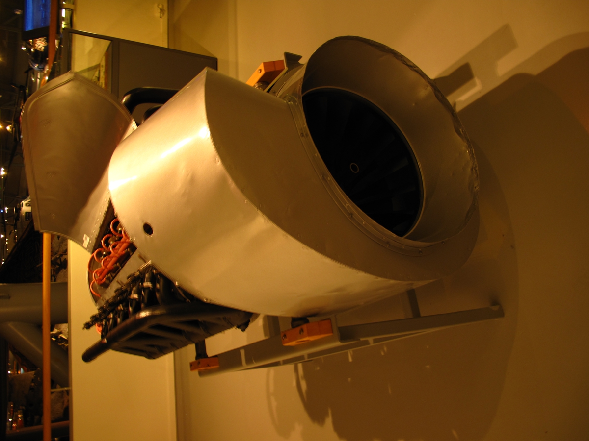 Motoren er en luftavkjølt V-motor med 12 sylindre. Sylindervolum på 13,5 liter, og yter 130 Hk ved 1800 omdreininger. Ble brukt i Farman.