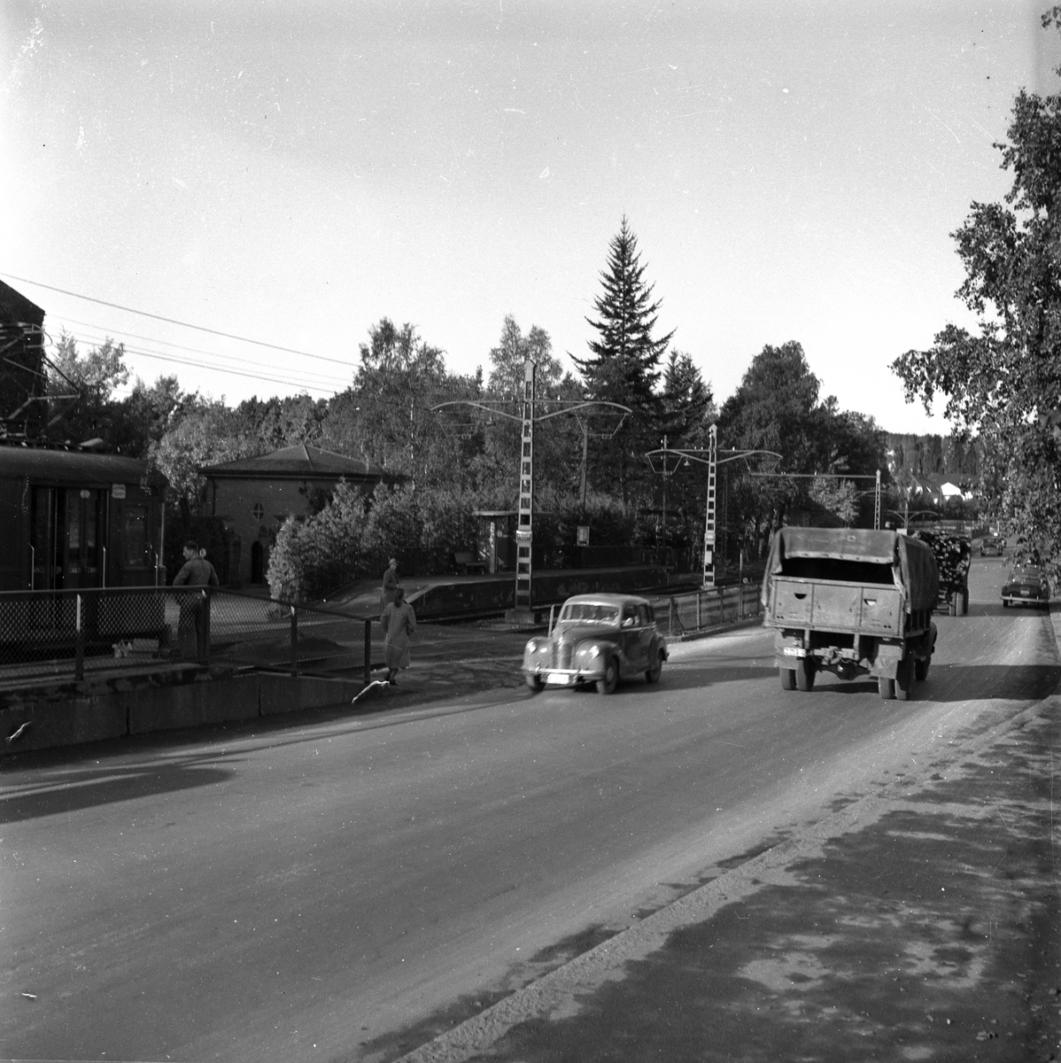 Sørkedalsveien, Oslo, 01.10.1953. Gatebilde med forstadsbane og trafikk.