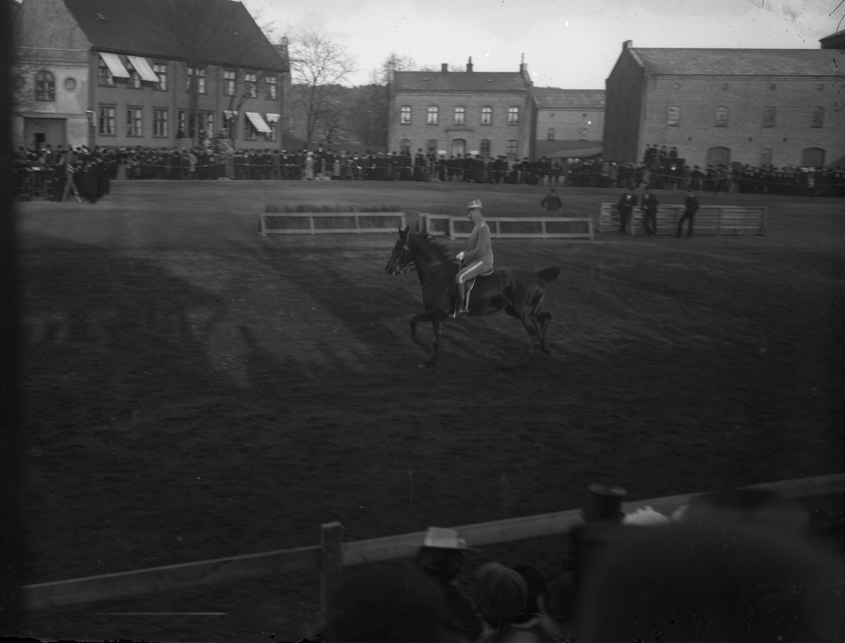 Festningsplassen Akershus festning, Oslo. Militær rideoppvisning.