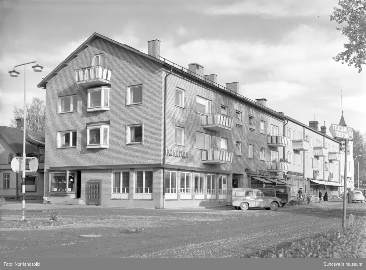 Affärs- och bostadshus i Ånge, bland annat på Järnvägsgatan.