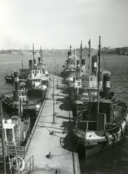 "Långa bryggan" med bogserbåtar.