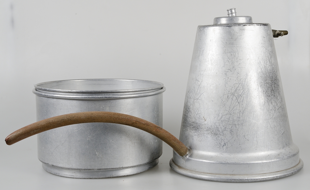 Apparat av aluminium för silning och kylning av mjölk. Hela apparaten består av sju delar:
1) ring för applicering på mjölkflaska.
2) kyldel, konisk, med dubbla väggar, avtappningskran av mässing, tillflödesskiva, gummislang.
3) mellankärl med små hål för att få mjölken att rinna längs väggarna i del 2
4) mjölksil med stort hål för att få mjölken att rinna längs väggarna i del 2
5) silplatta med många fina hål
6) silplatta med grövre och färre hål
7) ring för fasthållande av filter och sil, ett antal pappersfilter medföljer.