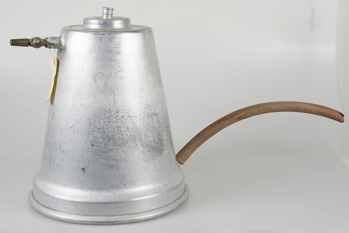 Apparat av aluminium för silning och kylning av mjölk. Hela apparaten består av sju delar:
1) ring för applicering på mjölkflaska.
2) kyldel, konisk, med dubbla väggar, avtappningskran av mässing, tillflödesskiva, gummislang.
3) mellankärl med små hål för att få mjölken att rinna längs väggarna i del 2
4) mjölksil med stort hål för att få mjölken att rinna längs väggarna i del 2
5) silplatta med många fina hål
6) silplatta med grövre och färre hål
7) ring för fasthållande av filter och sil, ett antal pappersfilter medföljer.