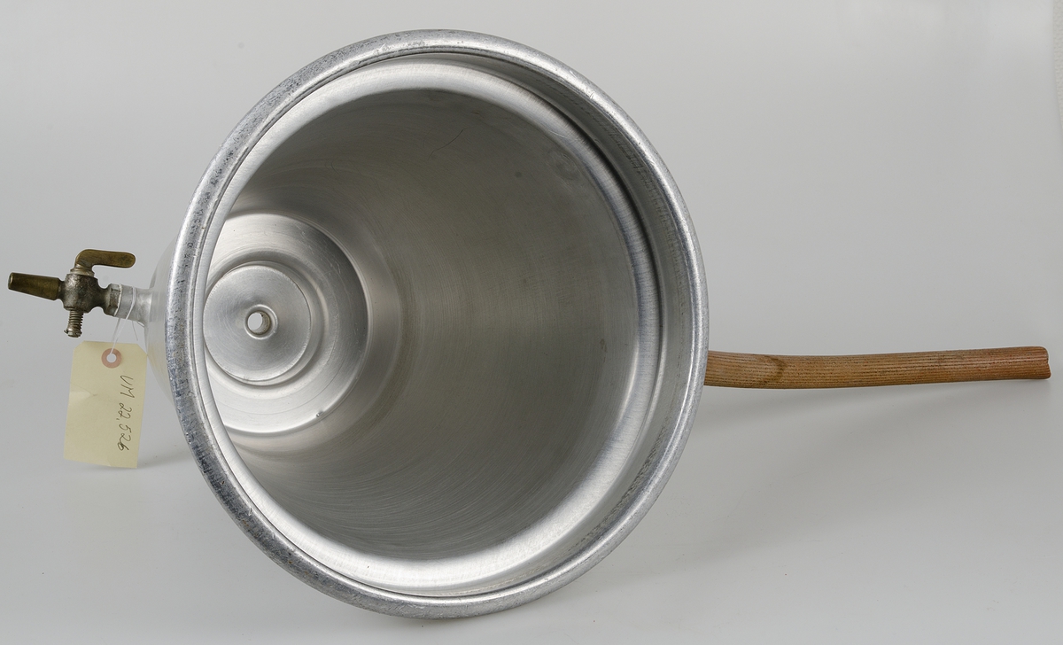 Apparat av aluminium för silning och kylning av mjölk. Hela apparaten består av sju delar:
1) ring för applicering på mjölkflaska.
2) kyldel, konisk, med dubbla väggar, avtappningskran av mässing, tillflödesskiva, gummislang.
3) mellankärl med små hål för att få mjölken att rinna längs väggarna i del 2
4) mjölksil med stort hål för att få mjölken att rinna längs väggarna i del 2
5) silplatta med många fina hål
6) silplatta med grövre och färre hål
7) ring för fasthållande av filter och sil, ett antal pappersfilter medföljer.