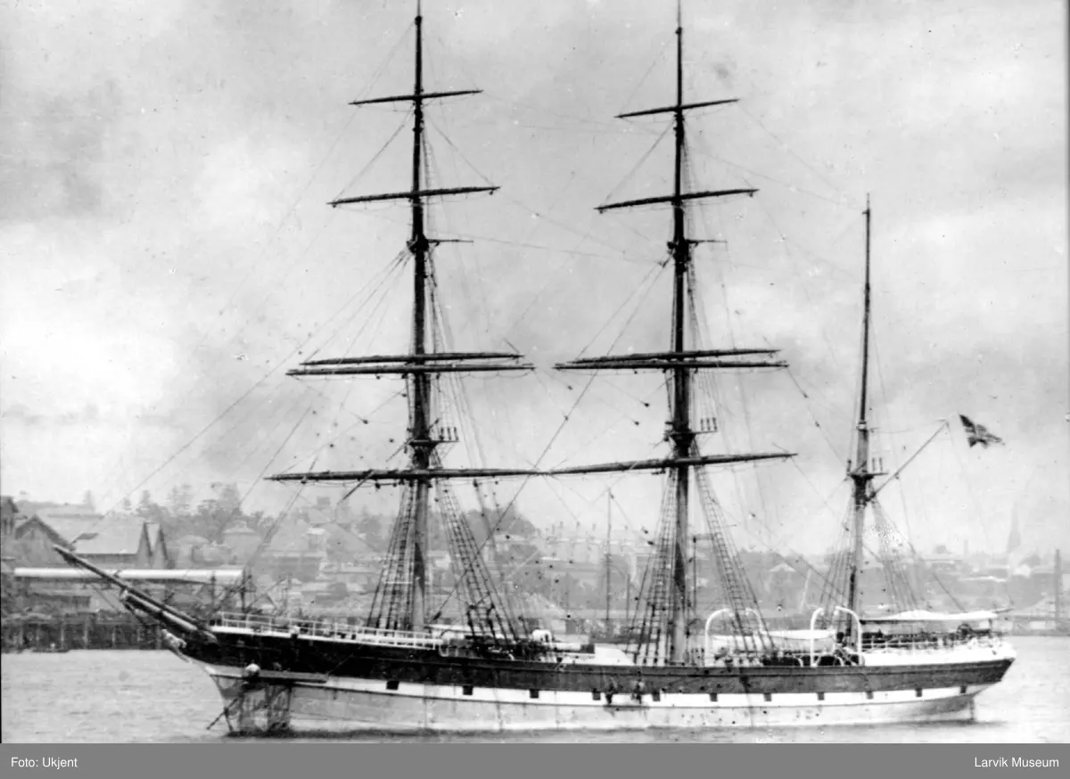 Barken BAROSSA ankret ved land.