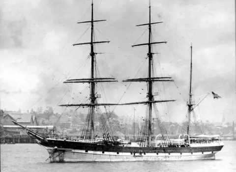 Barken BAROSSA ankret ved land.