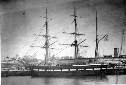 Barken FORTUNA, fortøyd til land.